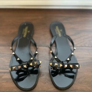 Valentino Garavani Rockstud Rubber Jelly Flip Flops in Size 40 Poudre color